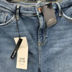 River Island Damskie Jeansy z Przetarciami - zdjęcie 3