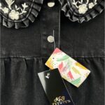 Ambition Apparel Czarna Jeansowa Sukienka z Kołnierzykiem i Haftem 98 CM - zdjęcie 2