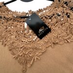 Beżowy Sweter z Koronkowym Dekoltem - zdjęcie 2