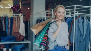 kobieta z markowymi ciuchami