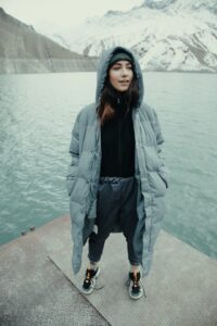 moda na zime dziewczyna w płaszczu