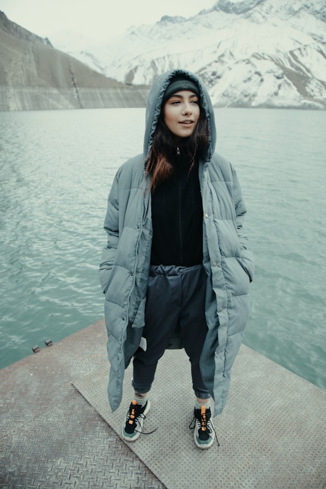 moda na zime dziewczyna w płaszczu